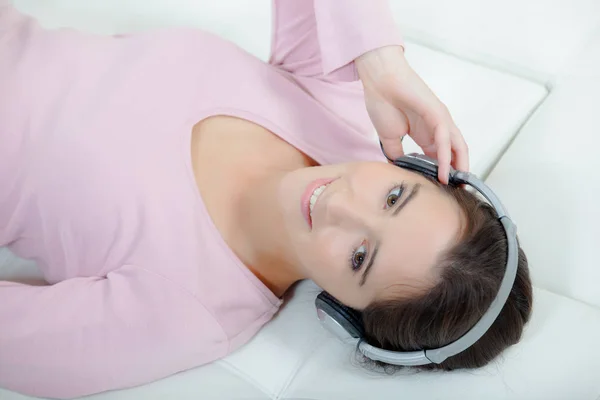 Kobieta Słuchająca Muzyki — Zdjęcie stockowe