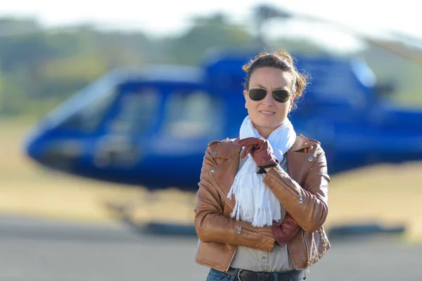 Condident Kadın Helikopter Pilotu — Stok fotoğraf