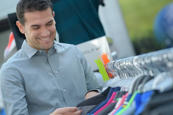 Amigável Cliente Masculino Examinando Ternos Loja Roupas — Fotografia de Stock