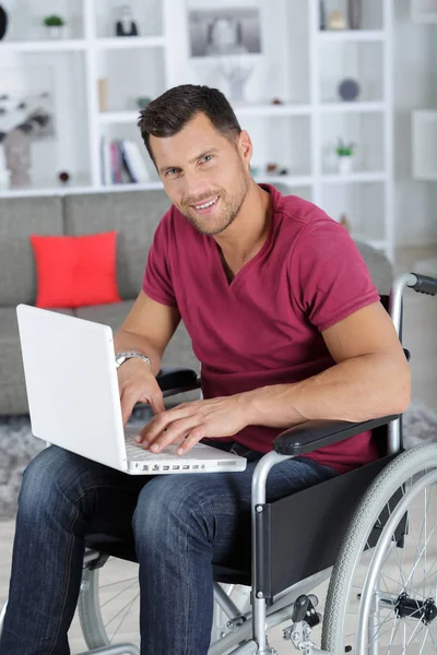 Homem Cadeira Rodas Usando Computador — Fotografia de Stock