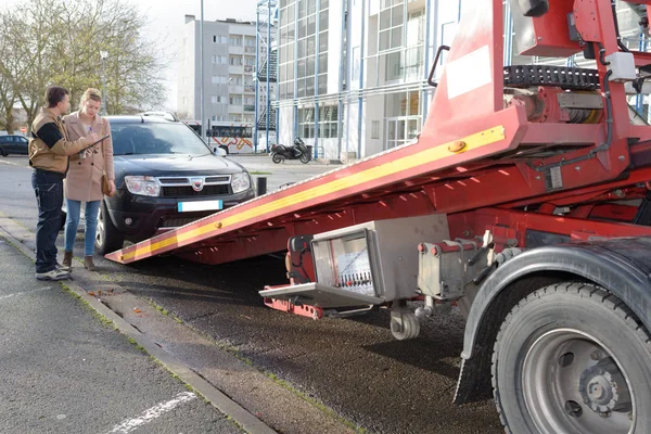 Abschleppen Des Autos Und Arbeit — Stockfoto