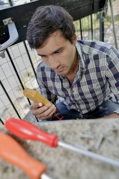 Electricista Sosteniendo Voltímetro — Foto de Stock