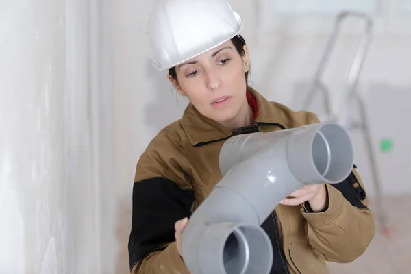 Jovem Trabalhador Feminino Segurando Tubo Plástico — Fotografia de Stock