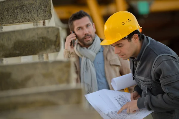 Uomini Affari Architetto Progetti Costruzione Cappelli Duri Pianificazione — Foto Stock