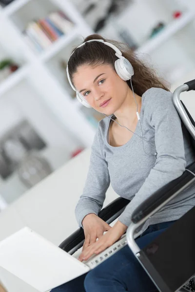 Mujer Joven Silla Ruedas Con Auriculares Puestos —  Fotos de Stock