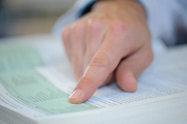 Zoek Naar Informatie Een Boek — Stockfoto