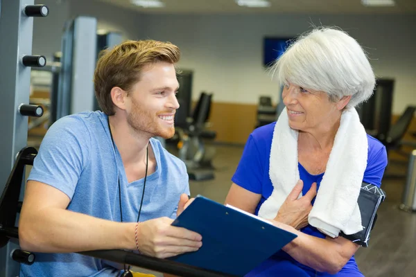 Seniorin Macht Sport Mit Trainer Oder Personal Trainer — Stockfoto