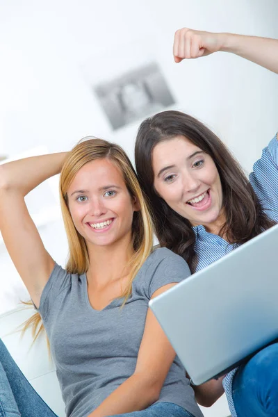 Due Amiche Computer Portatile Che Hanno Successo Online — Foto Stock