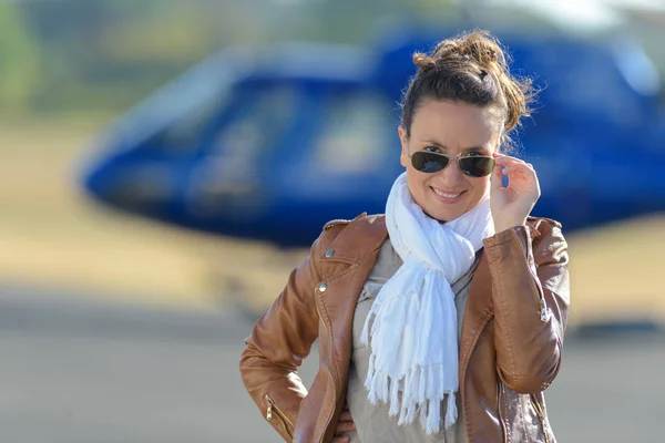 Jolie Pilote Femme Sur Fond Hélicoptère — Photo
