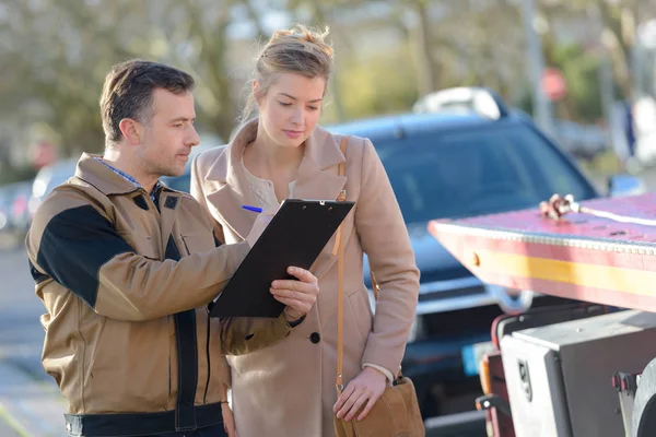 Driver Recupero Mostrando Contratto Alla Donna — Foto Stock