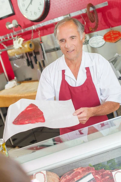 Slager Biefstuk Tonen Aan Klant — Stockfoto