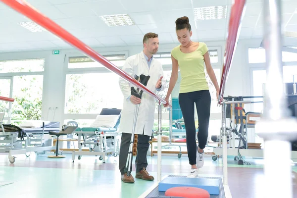 Sjukgymnasten Som Står Kvinna Promenader Mellan Parallella — Stockfoto