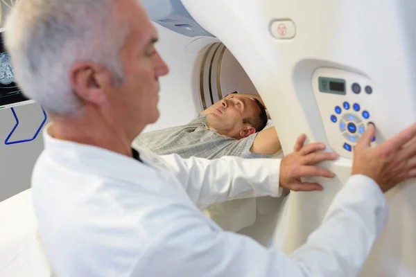 Manliga Professionell Vid Mri Maskin Klinik — Stockfoto