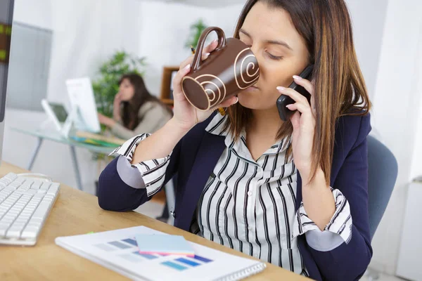 Kvinna Multitasking Kontoret — Stockfoto