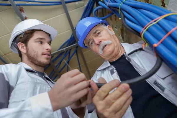 Blick Auf Bauarbeiter Mit Rohren — Stockfoto