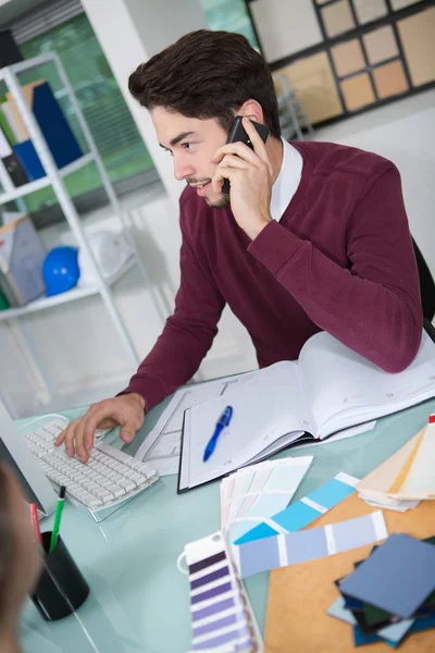 Молодой Бизнесмен Разговаривает Мобильному Телефону Офисе — стоковое фото