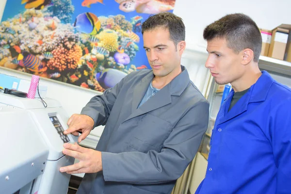 Homem Mostrando Aprendiz Controles Máquina Impressão — Fotografia de Stock