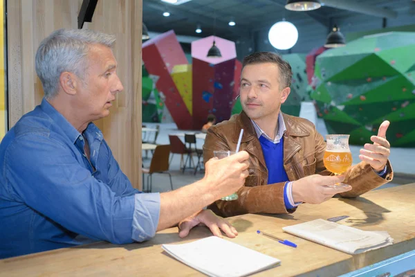 Geschäftskollegen Trinken — Stockfoto