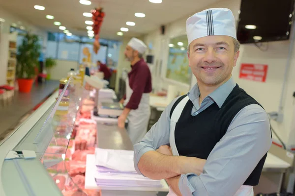 Portret Van Gelukkige Mannelijke Slager Koosjer Sectie Bij Supermarkt — Stockfoto