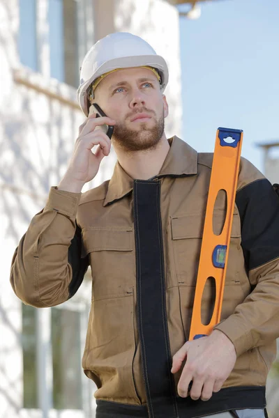 Byggare Byggarbetsplats Pratar Mobiltelefon — Stockfoto