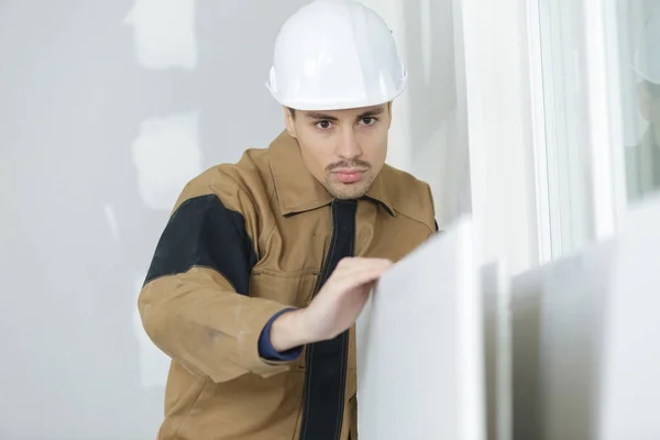 Junge Bauarbeiter Schleifen Die Tür Vor Der Neulackierung Hause — Stockfoto