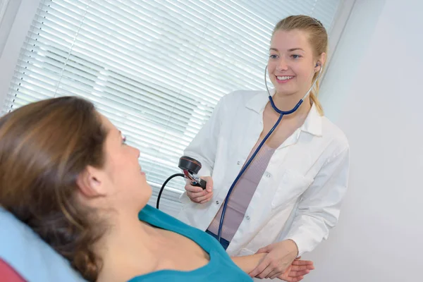 Doctora Tomando Presión Arterial — Foto de Stock