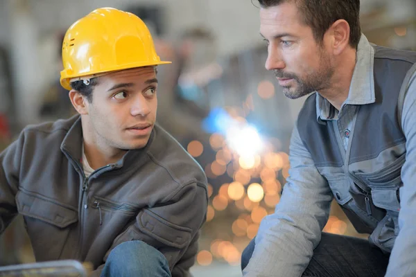 Supervisor Masculino Discutiendo Con Trabajador Manual Industria Metalúrgica — Foto de Stock