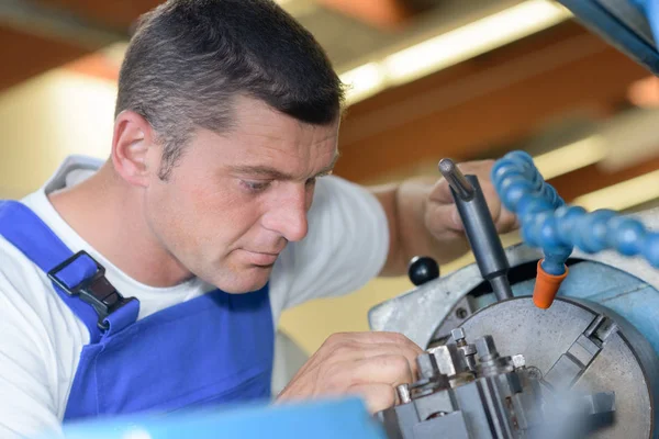 Mechaniker Bei Der Arbeit Und Mensch — Stockfoto