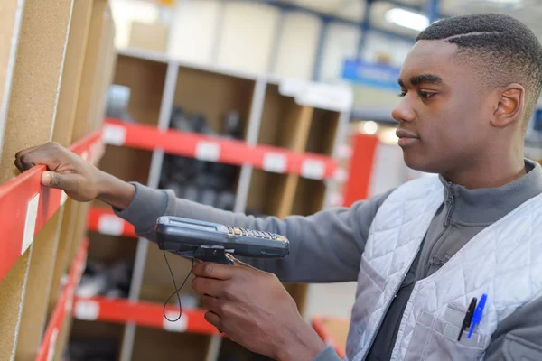 Trabajador Escaneando Código Barras Almacén —  Fotos de Stock