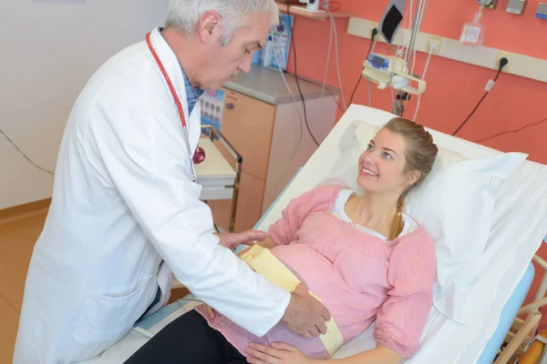 Dokter Praat Met Gelukkig Zwangere Vrouw Kliniek — Stockfoto