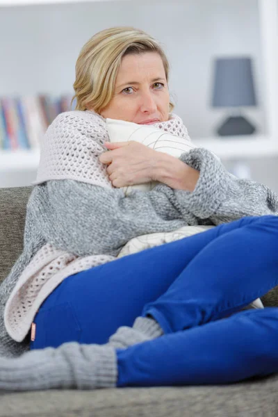 Bolnde Sick Woman Resting Sofa — Stock Photo, Image