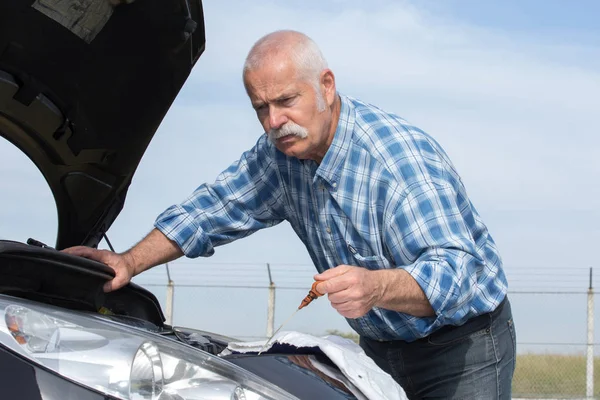 Hombre Mayor Comprobando Los Niveles Del Motor Del Coche — Foto de Stock