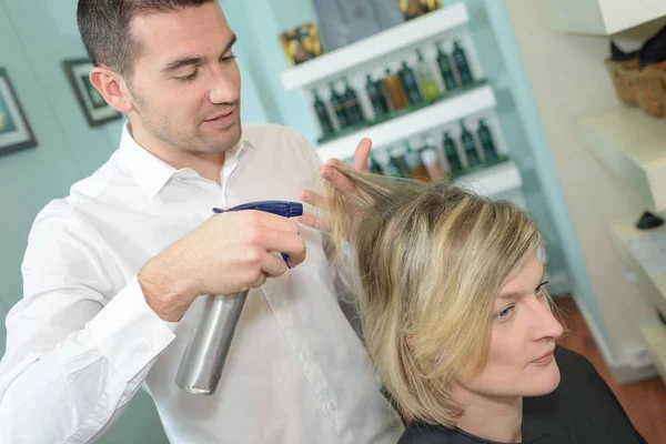 Coiffeur Masculin Fait Une Coupe Cheveux Pour Client Féminin — Photo