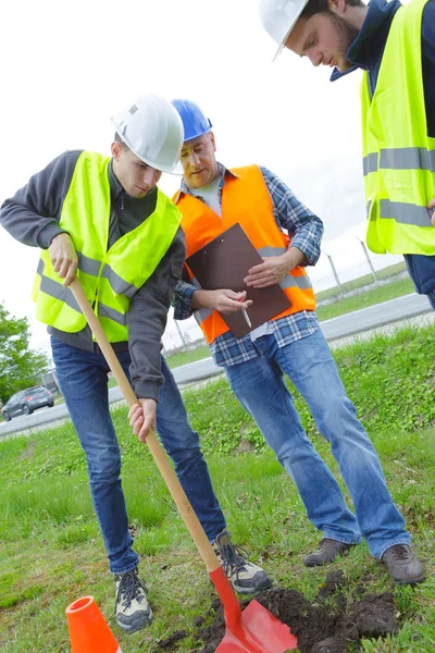 Travailleurs Construction Creusant Dans Parc — Photo