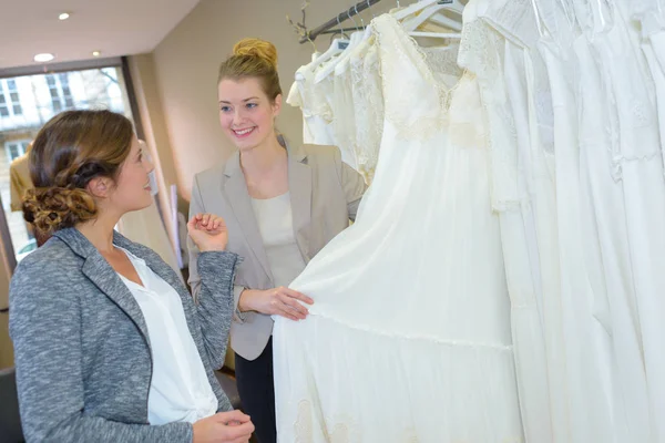 Donne Negozio Abiti Sposa — Foto Stock