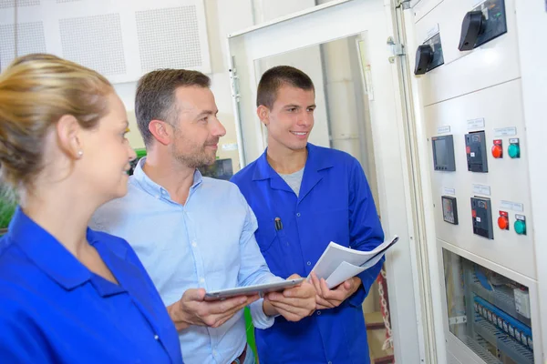 Industrimaskin Tekniker Och Operatör — Stockfoto