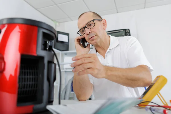 Homem Reparando Uma Cafeteira — Fotografia de Stock