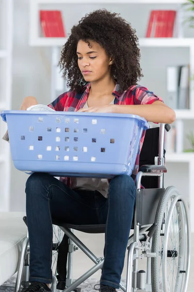Fêmea Cadeira Rodas Fazendo Lavanderia — Fotografia de Stock