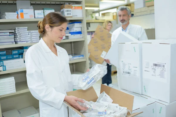 Dos Farmacéuticos Que Preparan Envase Del Medicamento Una Farmacia — Foto de Stock