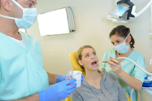 歯科医で治療を受けている女性 — ストック写真