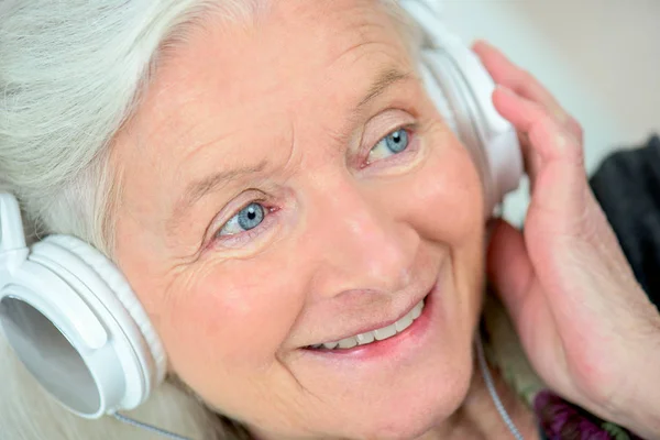 Пожилая Женщина Слушает Музыку Наушниками — стоковое фото