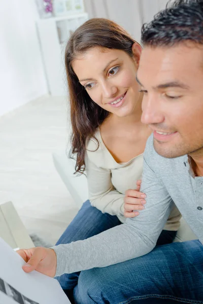 Happy Young Couple Ready Buy Apartment — Stock Photo, Image