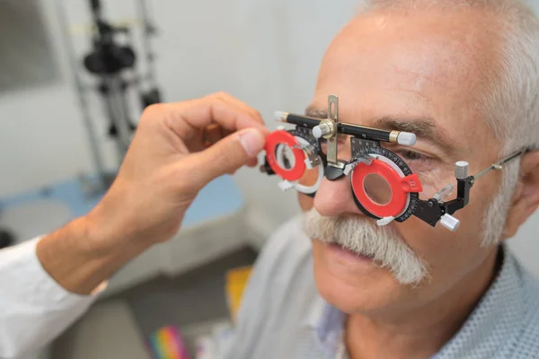 Осмотр Глаз Офтальмолога — стоковое фото