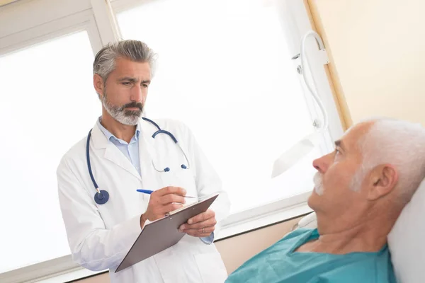 Mogen Läkare Samtal Med Sjuka Äldre Mannen Sjukhuset — Stockfoto