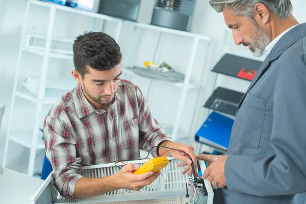 Técnico Que Utiliza Sensores Motor Calor — Fotografia de Stock