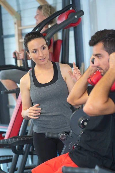 Unga Vuxna Gör Styrkelyft Maskiner Fitness Club — Stockfoto