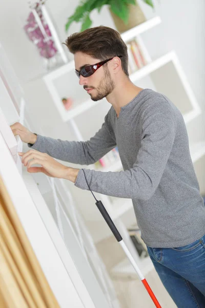 Cieco Con Bastone Bianco Occhiali Scuri Casa — Foto Stock