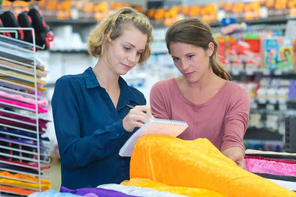 Mujeres Con Bloc Notas Elegir Material —  Fotos de Stock