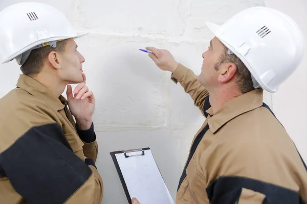 Trabajadores Construcción Hablando Muro — Foto de Stock