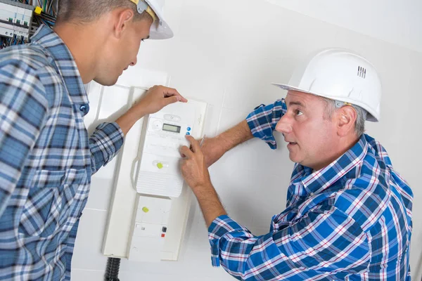 Elettricista Spiegando Contatore Elettrico Apprendista — Foto Stock